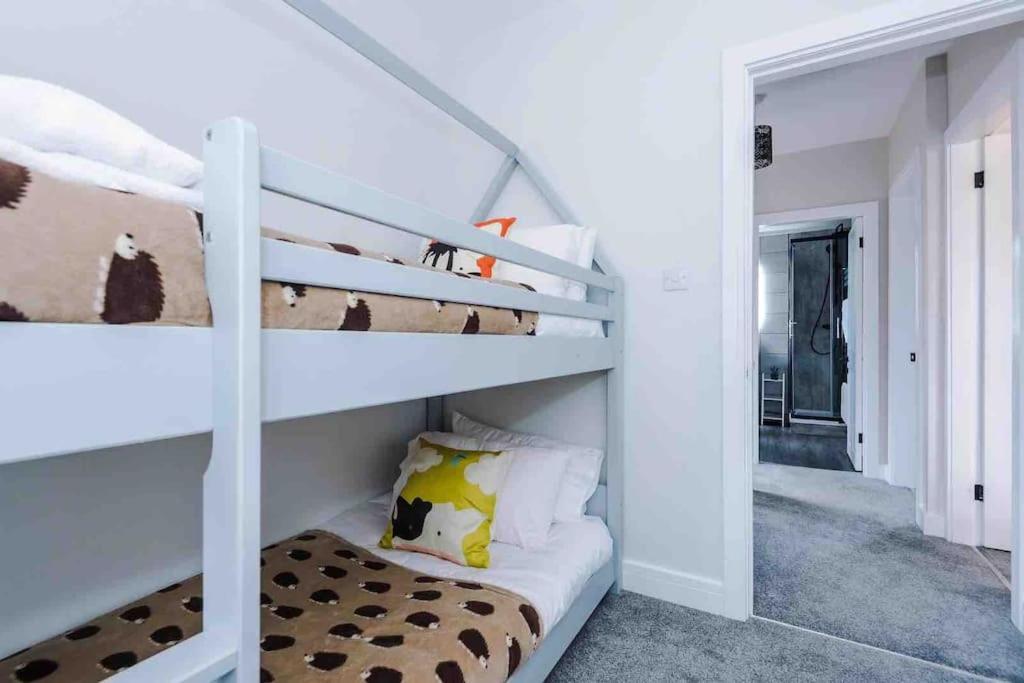 Sandileigh House By Yourstays - Luxurious 3 Bedroom House In อัลทริงแงม ภายนอก รูปภาพ