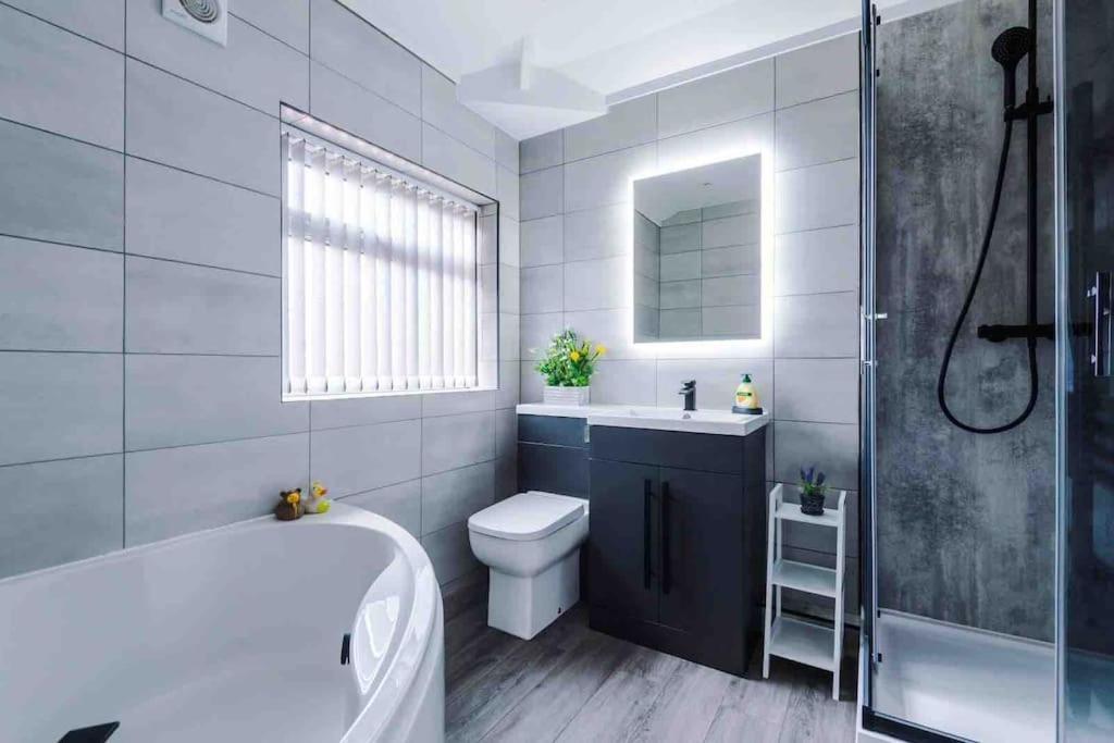 Sandileigh House By Yourstays - Luxurious 3 Bedroom House In อัลทริงแงม ภายนอก รูปภาพ