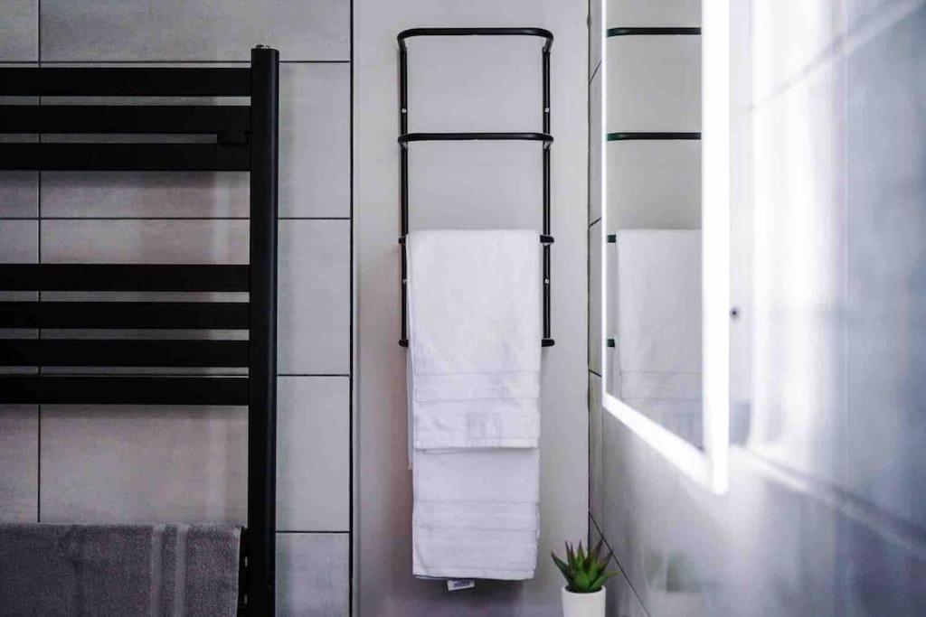 Sandileigh House By Yourstays - Luxurious 3 Bedroom House In อัลทริงแงม ภายนอก รูปภาพ