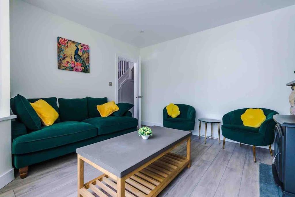 Sandileigh House By Yourstays - Luxurious 3 Bedroom House In อัลทริงแงม ภายนอก รูปภาพ